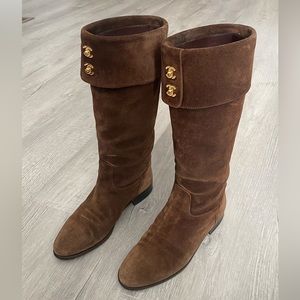 Chanel double CC turnlock a brown suede boots